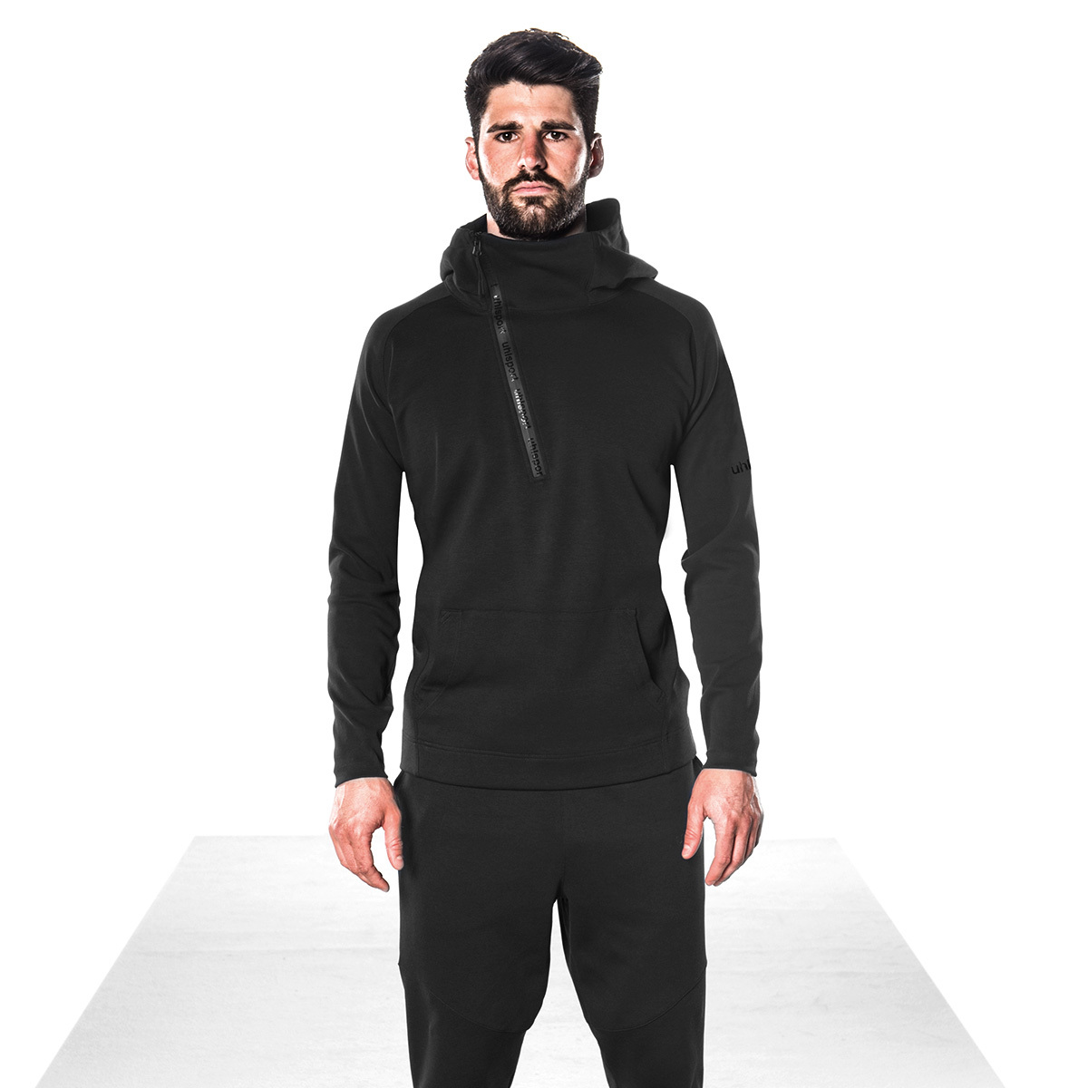 ESSENTIAL PRO ZIP-HOODIE